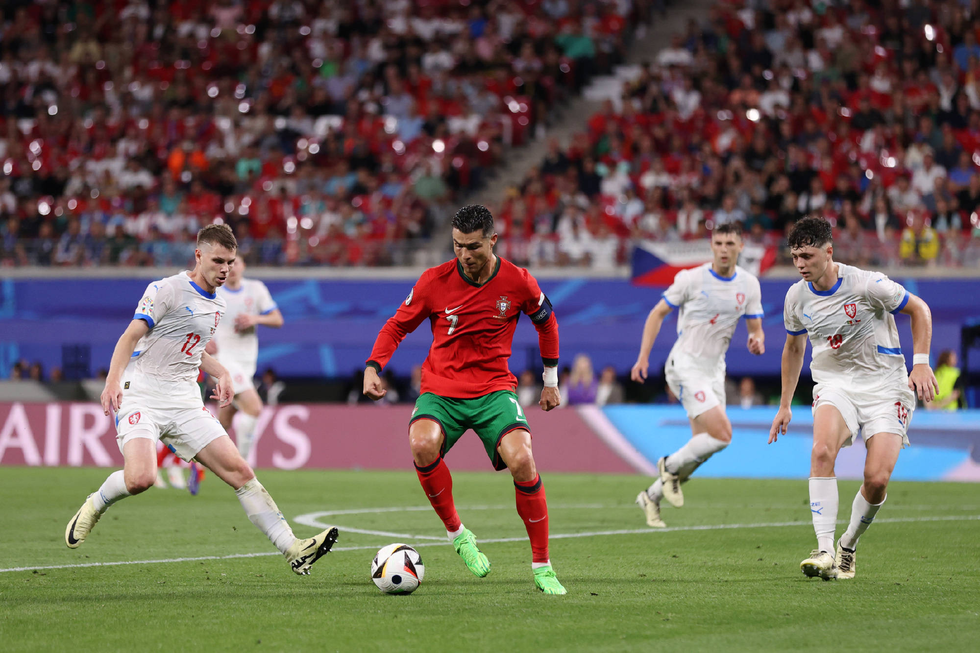 九游会互动娱乐-锐不可当引发热议！，C罗在德国队比赛中比赛局势复杂引发球迷热议的简单介绍